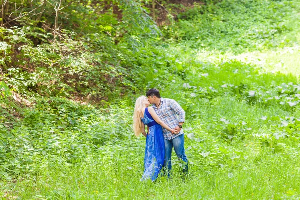 Um jovem casal doce apaixonado — Fotografia de Stock