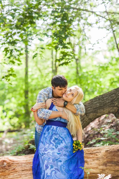 Menino beijando sua namorada na bochecha — Fotografia de Stock