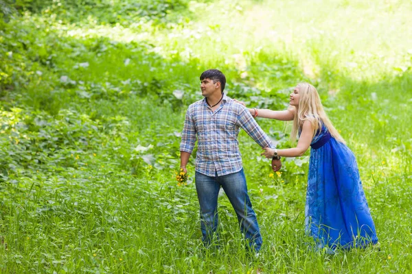 Jovem se divertir com a namorada ao ar livre — Fotografia de Stock