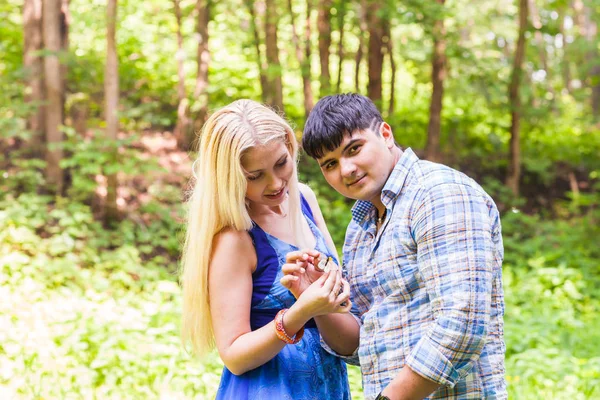 Borboleta em mulher e homem mãos na natureza — Fotografia de Stock