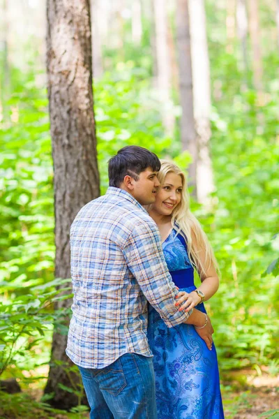 Um jovem casal doce apaixonado — Fotografia de Stock