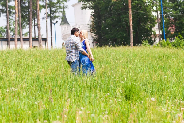 Счастливая молодая пара в летнем парке. Понятие любви . — стоковое фото