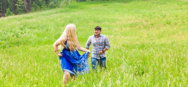 Casal feliz que corre em um prado na natureza de verão — Fotografia de Stock