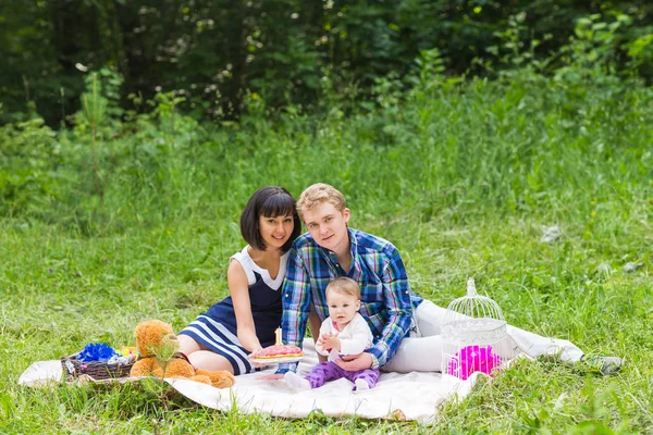 Familj på picknick på solig dag — Stockfoto