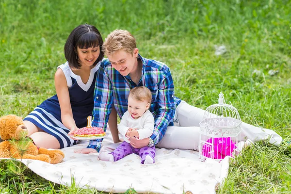 かわいい娘と屋外ピクニックの家族 — ストック写真
