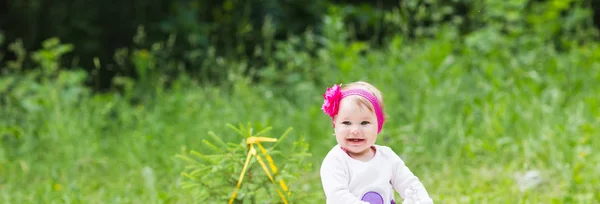 緑の芝生は、家族のピクニックのクローズ アップで遊んで赤ちゃん女の子 — ストック写真