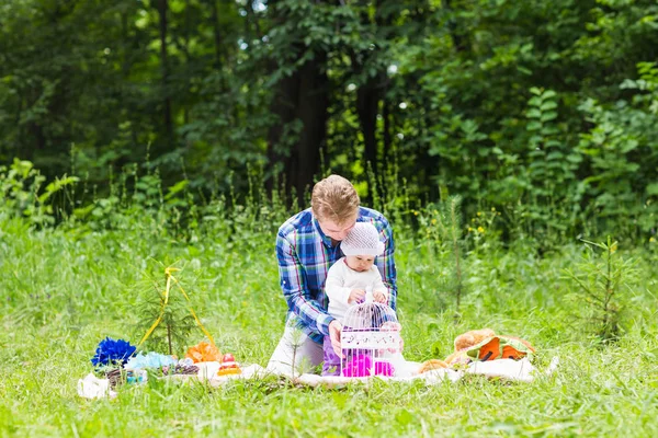 Pai e bebê filha brincando no parque — Fotografia de Stock