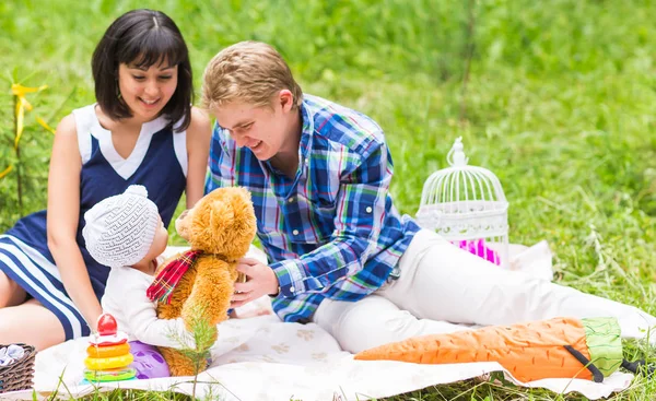 かわいい娘と屋外ピクニックの家族 — ストック写真