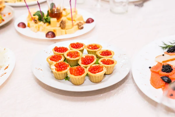 Tartlets met rode kaviaar. Eiwit gezonde voeding — Stockfoto