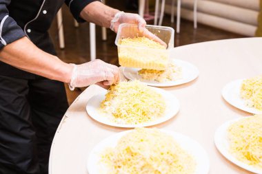 Şef gıda mutfak Restoran kesme aşçı yemek Close-Up otel adam erkek bıçak hazırlık taze hazırlanıyor kavramı eller.