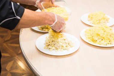 Şef gıda mutfak Restoran kesme aşçı yemek Close-Up otel adam erkek bıçak hazırlık taze hazırlanıyor kavramı eller.