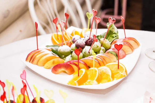 Вкусный фруктовый стол с различными сладостями, для свадебного приема, питание в ресторане . — стоковое фото
