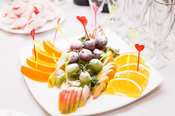 Delizioso tavolo di frutta con diversi dolci, per il ricevimento di nozze, catering nel ristorante . — Foto Stock