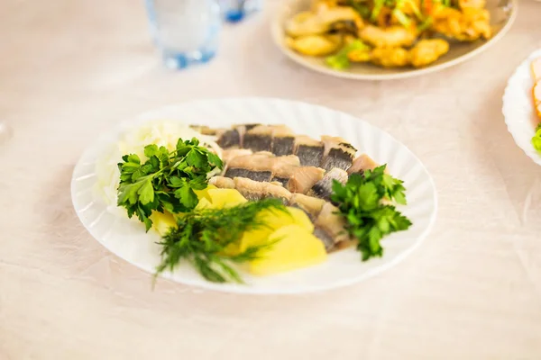 Plat avec des produits de poisson tranchés sur la table de fête — Photo