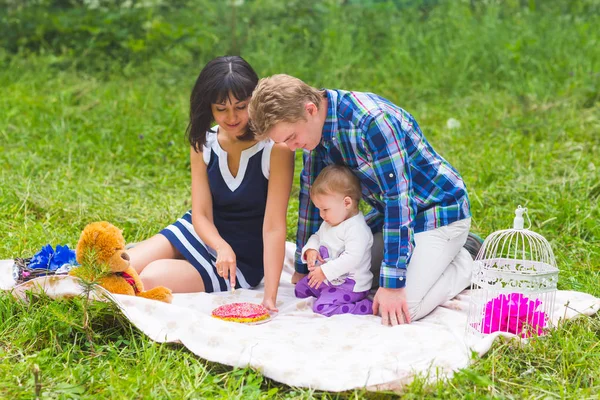 Família piquenique ao ar livre com sua filha bonito — Fotografia de Stock