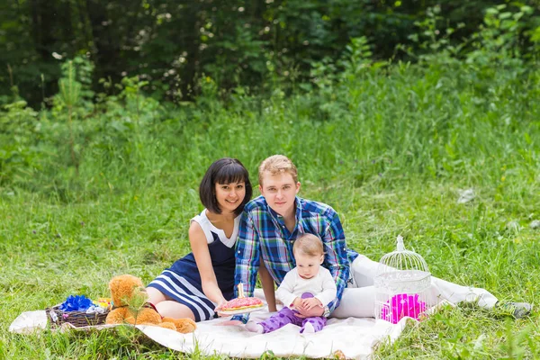 晴れた日のピクニックの家族 — ストック写真