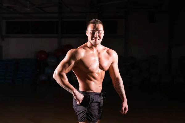 Strong atletický muž Fitness Model trupu zobrazeno šest pack abs v tělocvičně — Stock fotografie