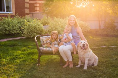Aile, pet, Evcil hayvan ve insan kavramı - labrador retriever köpek Yaz Bahçesi ile mutlu aile