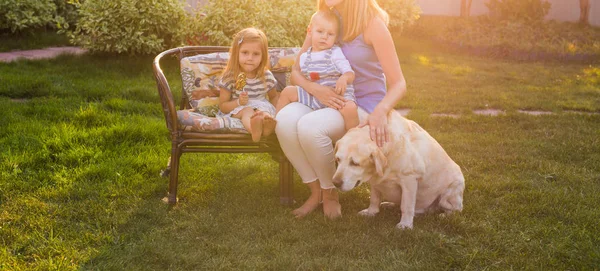 Family Relaxing In Garden With Pet Dog — Stock Photo, Image