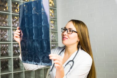 X-ışını Radyografi doktor ofisinde, kadın doktor Looking