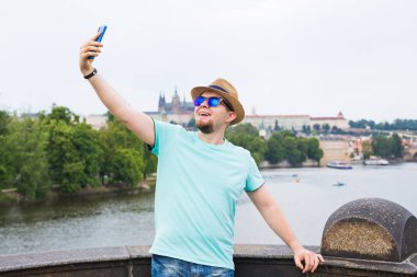 Yakışıklı adam bir selfie açık - beyaz insan - doğa, insan, yaşam tarzı ve teknoloji kavramı alıyor.