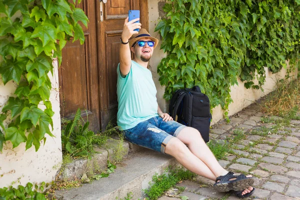 Yakışıklı adam bir selfie açık - beyaz insan - doğa, insan, yaşam tarzı ve teknoloji kavramı alıyor. — Stok fotoğraf