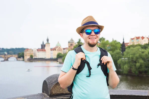 Sırt çantası ile seyahat mutlu bir genç adam portresi — Stok fotoğraf
