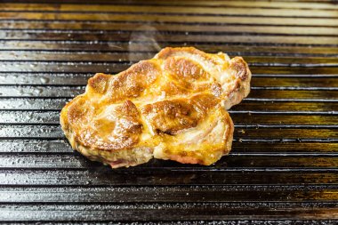 Izgarada biftek, yakın plan..