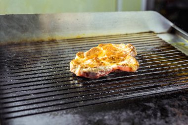 Izgarada biftek, yakın plan..