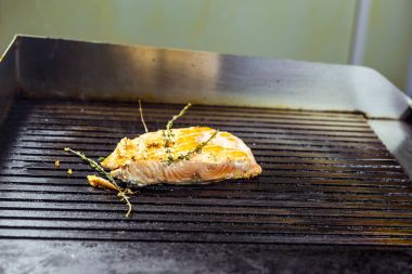 Balık Pişirme biftek yakın çekim