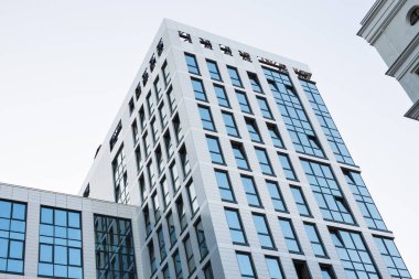 Gökdelen cam cephe ile. Modern bina.