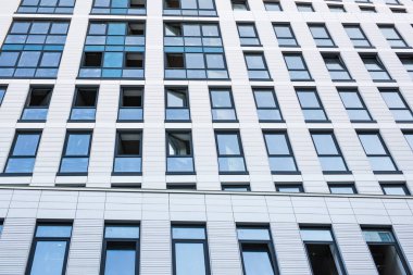 Modern mimari. Parlak mavi gökyüzü yansıtan küçük Aralık windows ile şeffaf duvarlar. Arka cam arka plan