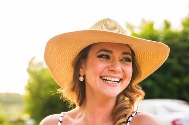 Yaz şapka ile gülümseyen