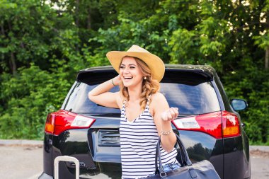 Tatil, seyahat - kadın yaz tatili için seyahat için hazır