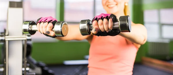 Gros plan sur fitness femme séance d'entraînement avec haltère . — Photo