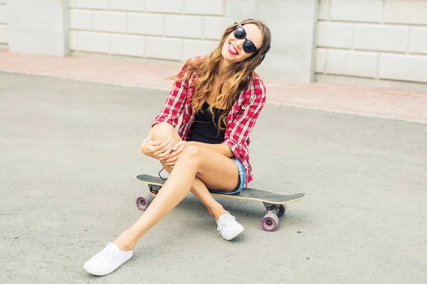 Όμορφη και σέξι κορίτσι, συνεδρίαση για το skateboard — Φωτογραφία Αρχείου