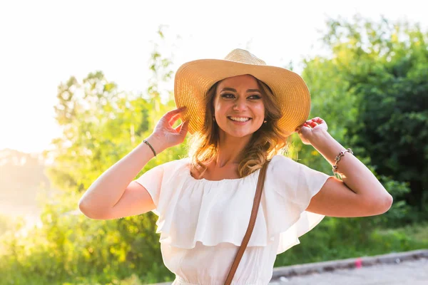 Lachende zomer vrouw met hoed — Stockfoto