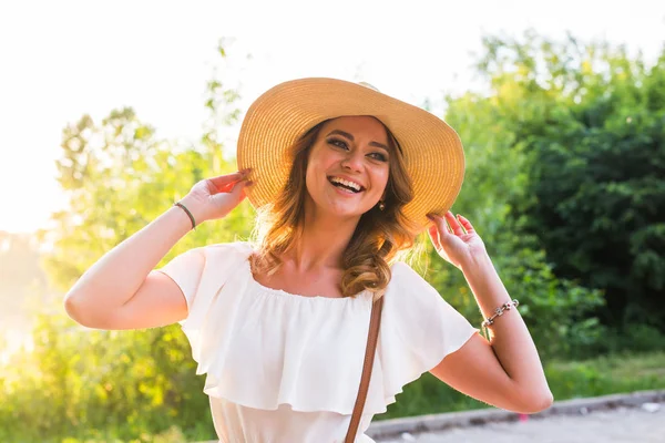 Lächelnde Sommerfrau mit Hut — Stockfoto