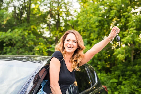 Joven alegre alegre sonriente hermosa mujer sosteniendo las llaves de su primer coche nuevo. Satisfacción del cliente — Foto de Stock