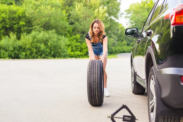 Hermosa joven mujer reparando el coche — Foto de Stock