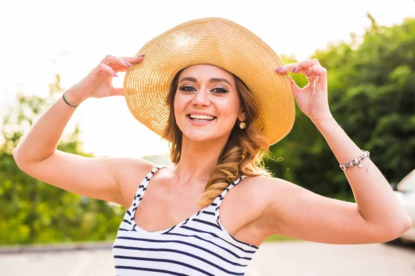 Lachen jonge vrouw genieten van haar tijd buiten in park met zonsondergang in achtergrond. — Stockfoto