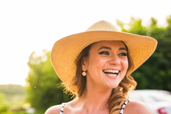 微笑夏天戴着帽子的女人 — 图库照片