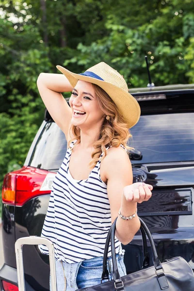 Sommerurlaub Auto Roadtrip Freiheit Konzept. Glückliche Frau jubelt fröhlich bei Urlaubsreise mit Auto. — Stockfoto