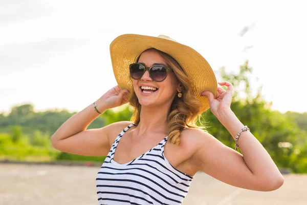 Lachende zomer vrouw met hoed — Stockfoto