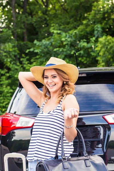 Reise, Sommerferien und Urlaubskonzept - junge Frau mit Koffer auf Autofahrt. — Stockfoto