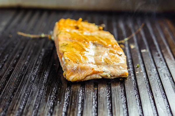 Lachs aus nächster Nähe gebraten auf dem heimischen elektronischen Grillteller leckere Diät Fischmehl — Stockfoto