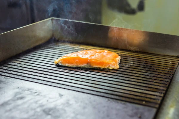 ev elektronik ızgara plakası lezzetli diyet balık unu üzerinde kavrulmuş somon yakın çekim