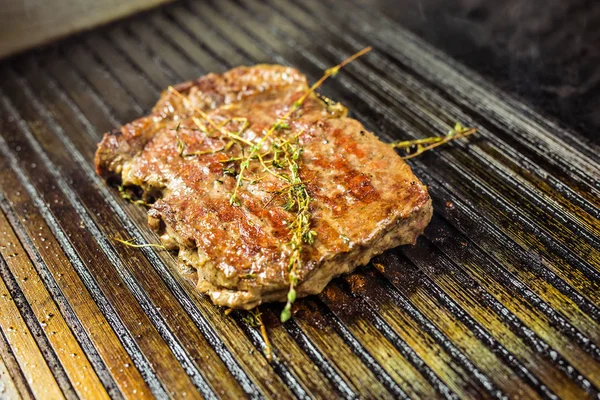 Carne grelhada. Bife suculento de carne de vaca - focagem suave — Fotografia de Stock