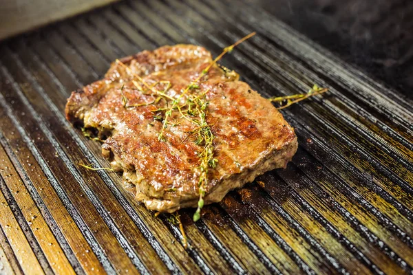 Carne a la parrilla. Filete jugoso de ternera - enfoque suave — Foto de Stock