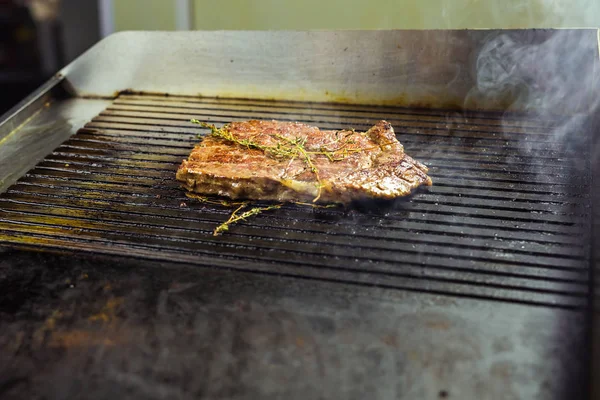 Grillfleisch. saftige Steaks vom Rind - weicher Fokus — Stockfoto